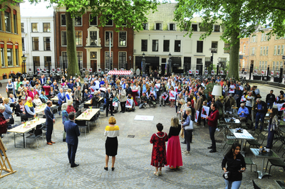 903273 Afbeelding van de bijeenkomst op het plein aan de Hamburgerstraat te Utrecht, tijdens de viering van 900 jaar ...